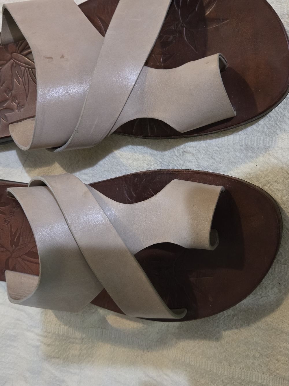 Source Unknown Men's Taupe-Cream Cross Strap Toe-Loop Sandals